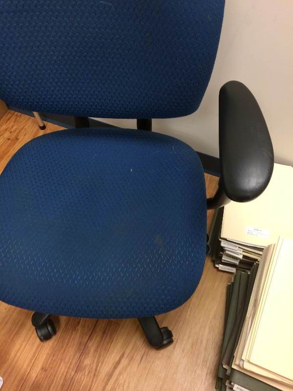 lot 76 image: Rolling Cushioned Office Chair wArm Rest - Blue - Nice Condition
