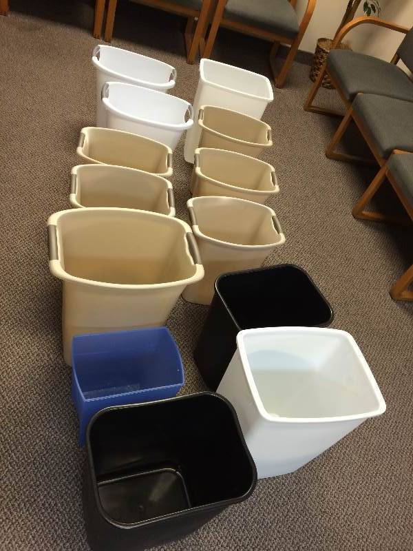 lot 86 image: 13 Plastic SmallMedium Trash Bins Multiple Colors - WhiteBrownBlueBlack