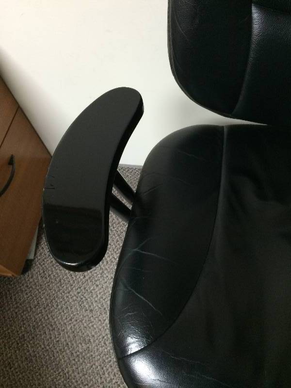 lot 19 image: Black Adjustible Office Rolling Swivel Chair - One Arm Has Damage