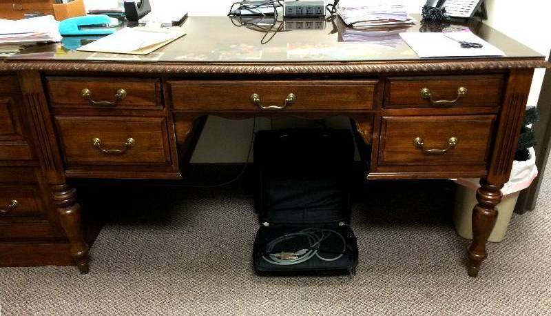 lot 24 image: BIG WOW GORGEOUS HIGH QUALITY CHERRY FINISH WOOD INLAY DESIGN TOP EXECUTIVE GLASS TOP DESK CARVED WOOD ACCENTS & ANTIQUE BRASS LEG BANDS - CENTER FAUX DRAWER FLIP DOWN SLIDE OUT KEYBOARD TRAY - SUPER CONDITION - PLEASE SEE ALL PICS
