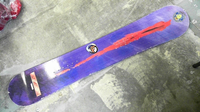 lot 16 image: Lamar Luxury 147cm Snowboard