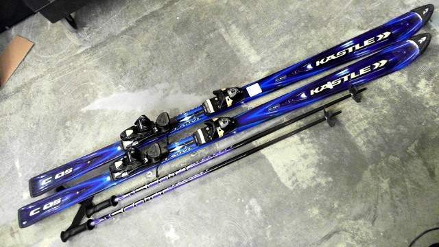 lot 31 image: Kastle C 05 Downhill Carve Skis With Scott Inline Series 2 Poles