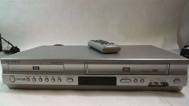 lot 428 image: Samsung Model DVD-V4600A DVD  VCR combo with remote