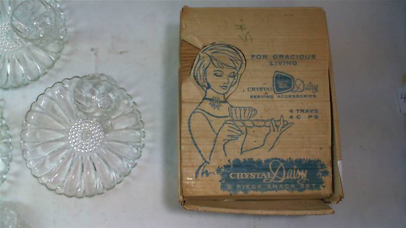 lot 462 image: Crystal Daisy 8 Piece Snack Set 4 trays 4 Cups Vintage in Box