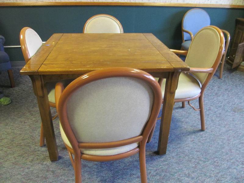 TableChairs