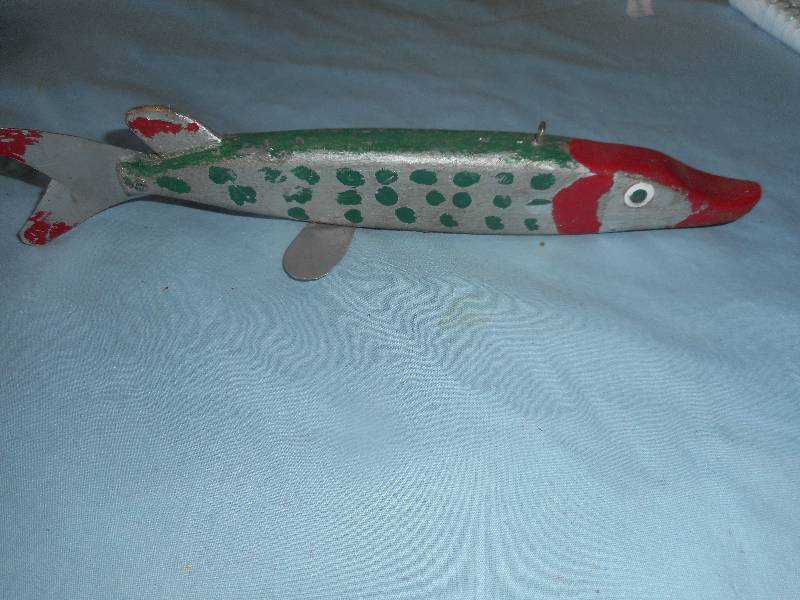 ANTIQUE WOODEN FISHING DECOY
