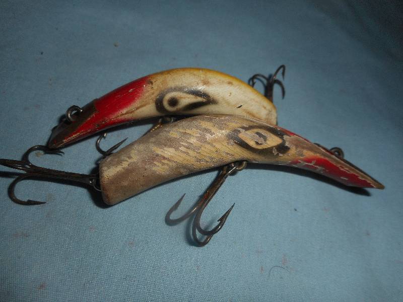 2 VINTAGE WOODEN FISHING LURES