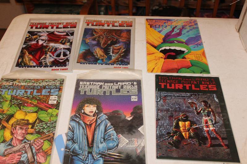 lot 32 image: Lot of (6) Teenage Mutant Ninja Turtles Comic Books