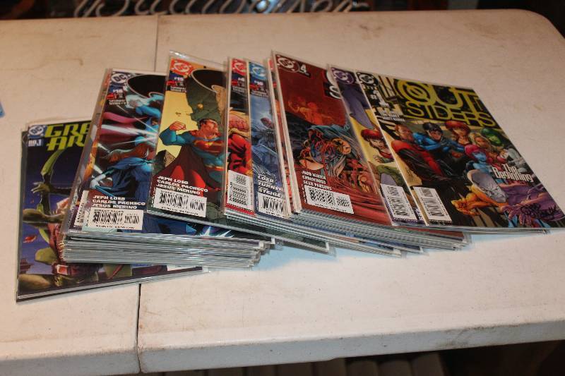 lot 117 image: Lot of (33) DC Comics Outsiders, Superman, Batman, Batgirl, Teen Titans, Green Arrow Comic Books w Signed