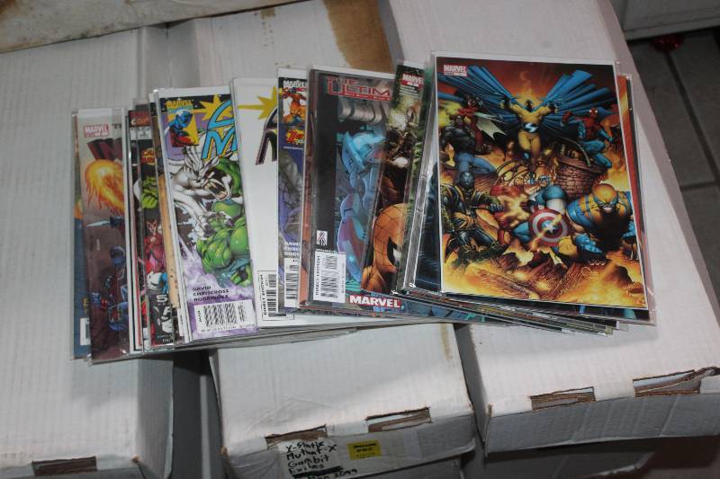 lot 136 image: Lot of (30) Marvel Comics Avengers, Captain Marvel, Infinity Gauntlet, Infinity War, Invaders Comic Books w Signed