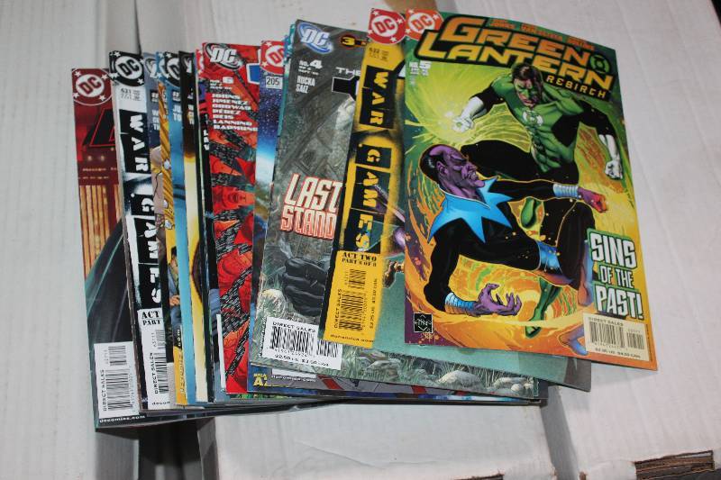 lot 138 image: Lot of (25) DC Comics Green Lantern, Batman, Infinite Crisis, JLA, Superman, The Outsiders Comic Books