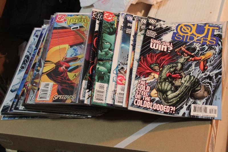 lot 164 image: Lot of (49) DC Comics Outsiders, Teen Titans, Blackest Night, Flash Comic Books w Sleeves