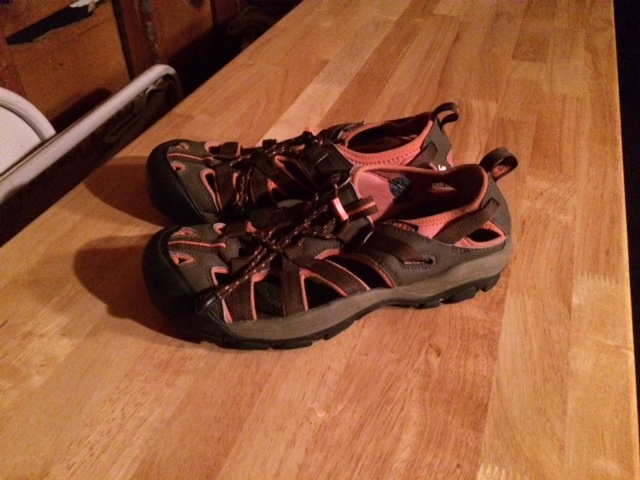 lot 4 image: Keen Shoes Size 9