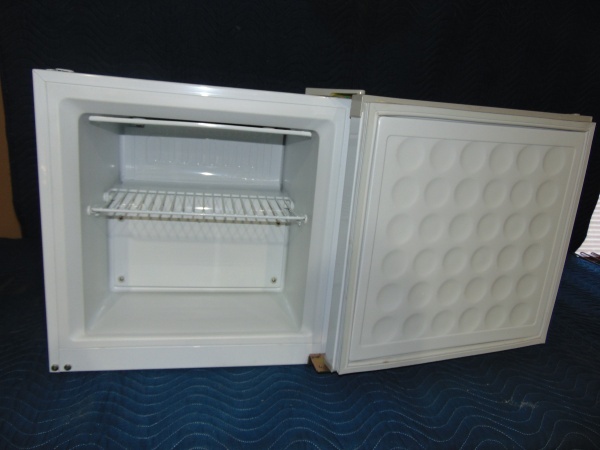 lot 6 image: Haler Freestanding Mini Fridge