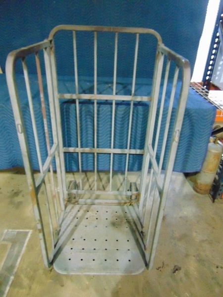 lot 29 image: Metal Cart on Wheels