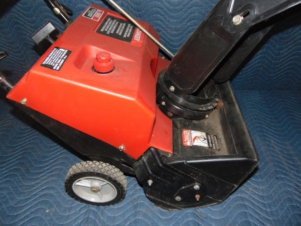 lot 38 image: Murray Snow Blower with 2 Stroke 98cc Tecumseh Engine