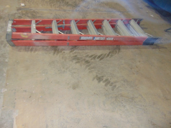 lot 50 image: Green Bull 8 Fiberglass Lader