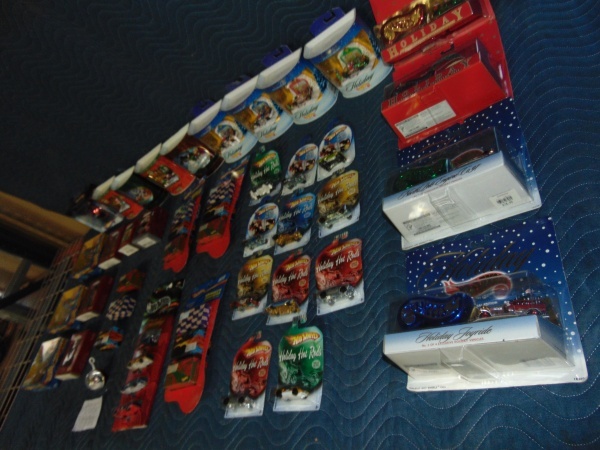 lot 70 image: Large Lot of Holiday Hot Wheels
