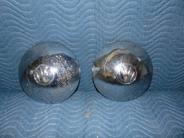lot 72 image: (2) Volkswagen Hub Caps