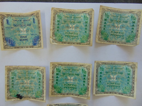 lot 103 image: Foreign Currency