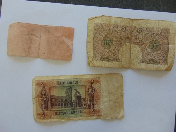 lot 105 image: Foreign Currency