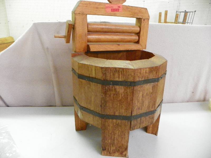 Small Washbasin with Wringer