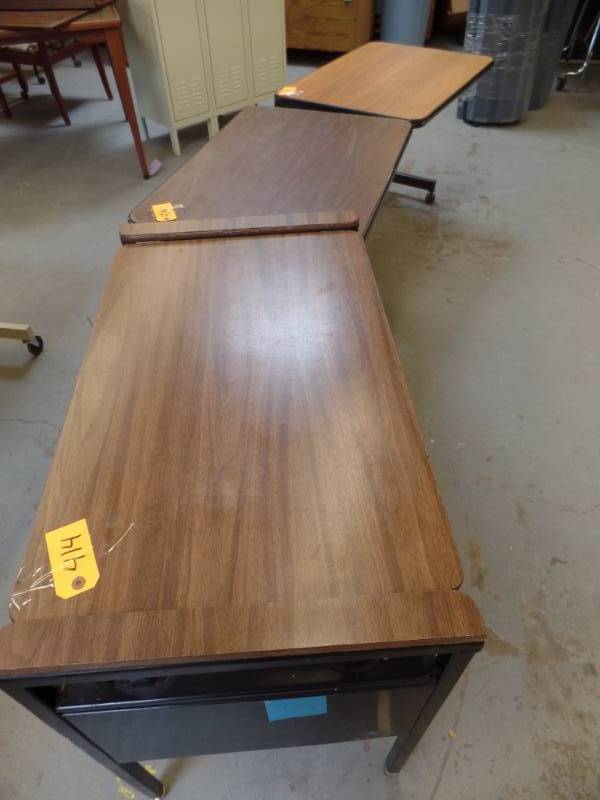 lot 414 image: Portable Work Stations and Desk