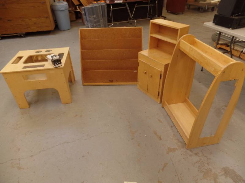lot 419 image: Childrens Classroom Furniture