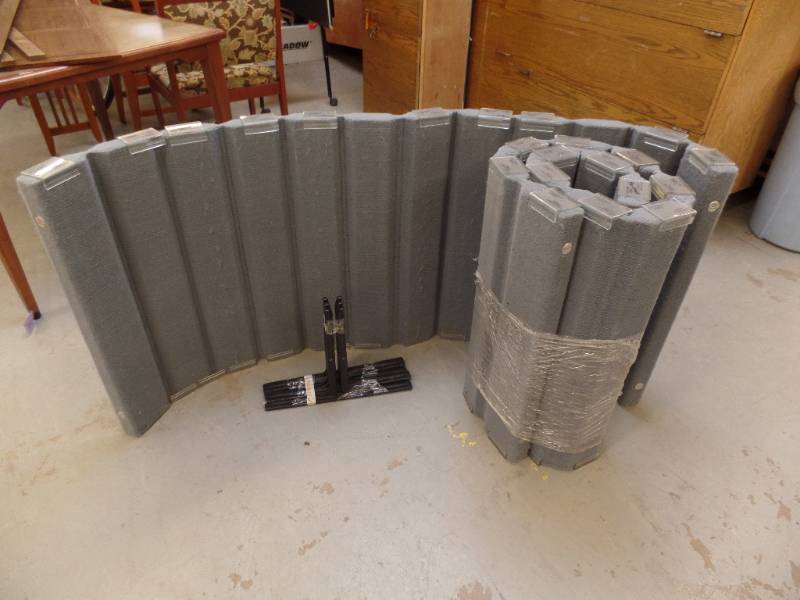 lot 420 image: Cloth Folding Partitions
