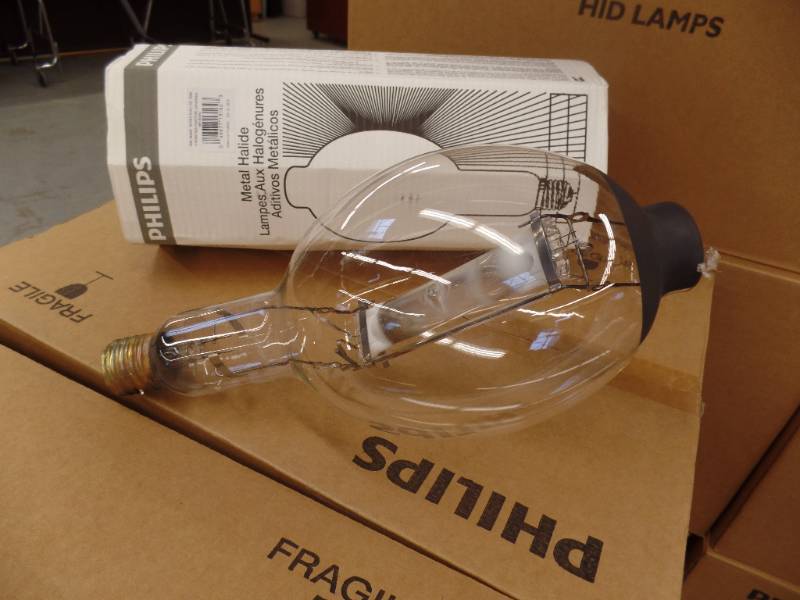 lot 424 image: Light Bulbs