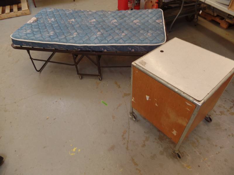 lot 428 image: Roll Away Bed and Rolling Table