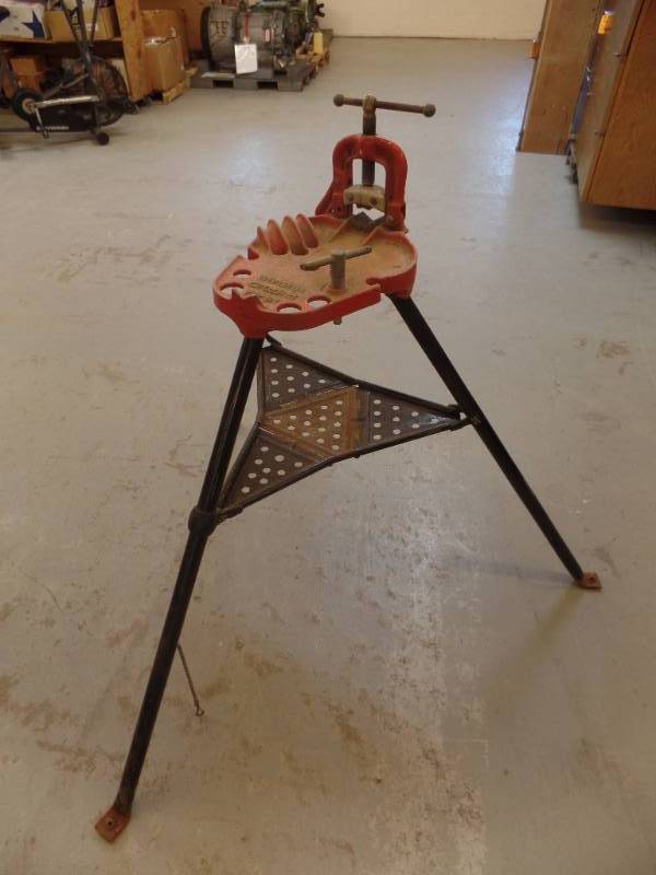 lot 433 image: Pipe Threader Vise
