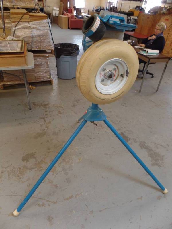 lot 440 image: Pitching Machine