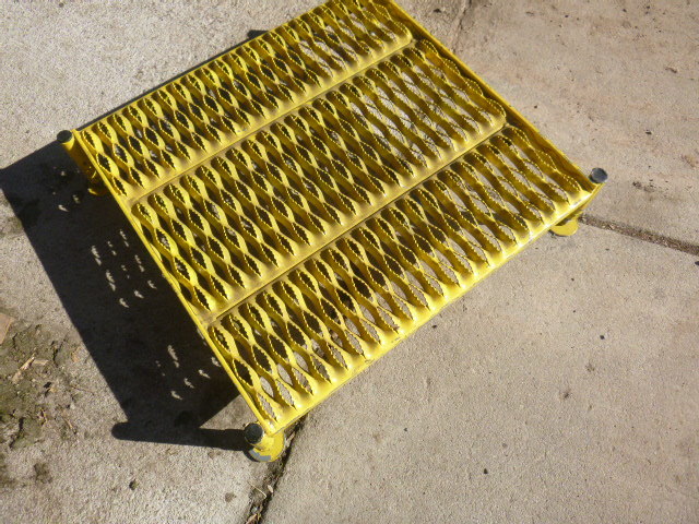 lot 7 image: Tri-Arc Metal Step
