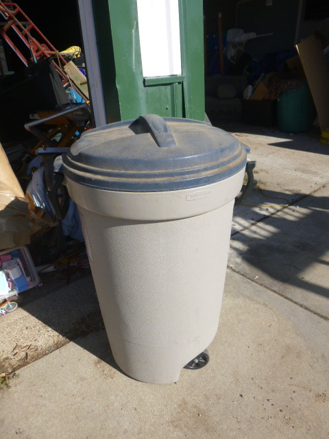 lot 10 image: Rubbermaid Roughneck Trash Can