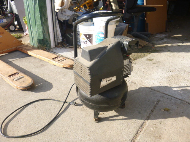 lot 15 image: Small Air Compressor