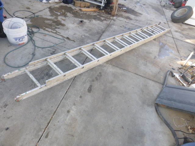 lot 18 image: Aluminum Extension Ladder