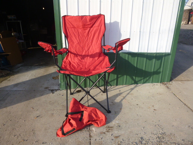 lot 22 image: Oversized Folding Chair
