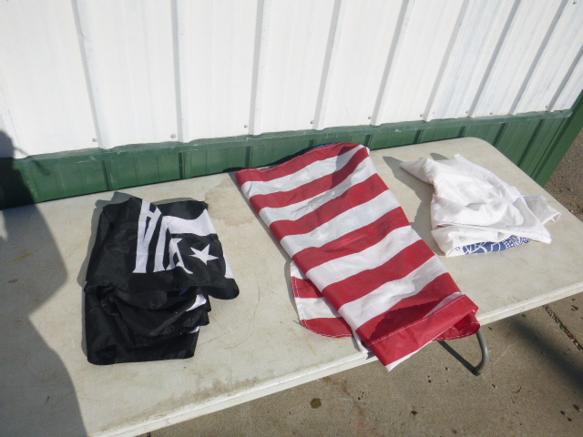 lot 29 image: 3 Flags