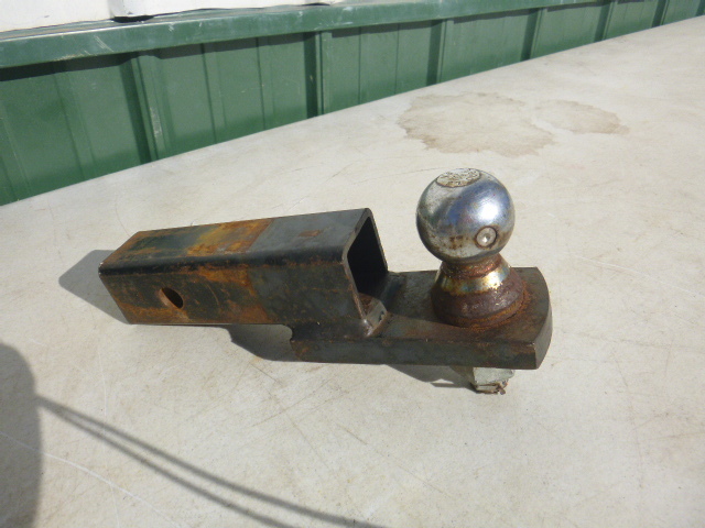 lot 31 image: 2 Receiver Hitch