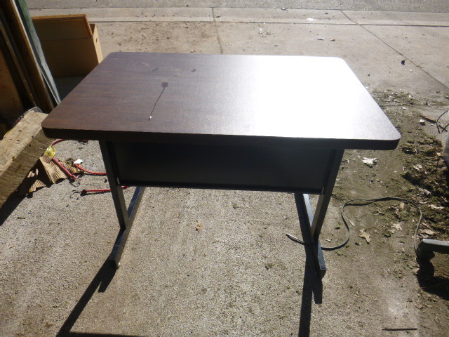 lot 44 image: Small Desk