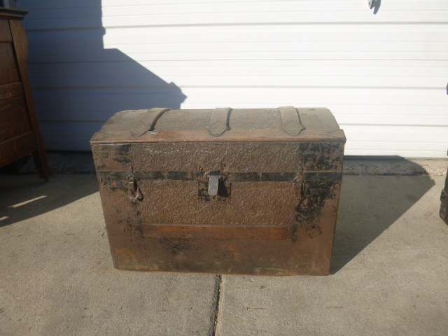 lot 65 image: Vintage Trunk