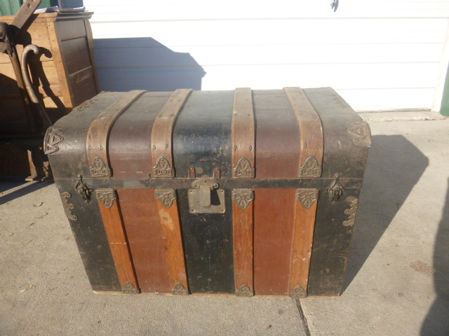 lot 66 image: Vintage Trunk