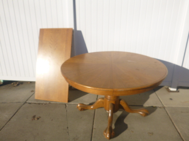 lot 68 image: Pedestal Table