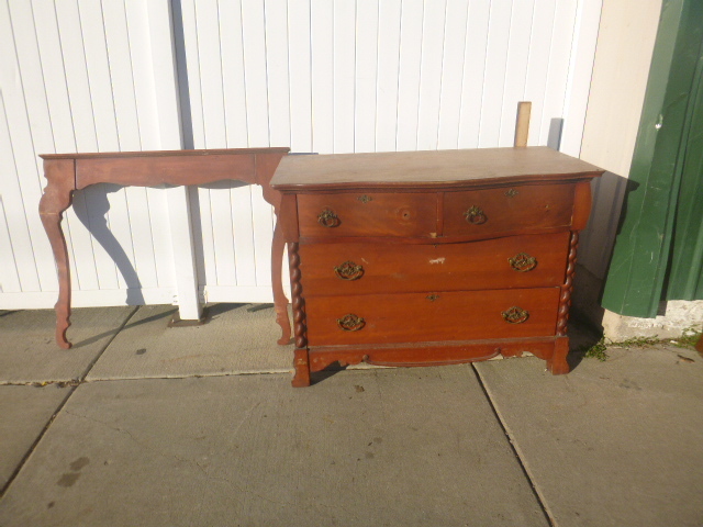 lot 71 image: Vintage Dresser with Mirror Frame