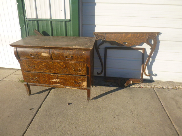 lot 72 image: Vintage Dresser with Mirror Frame