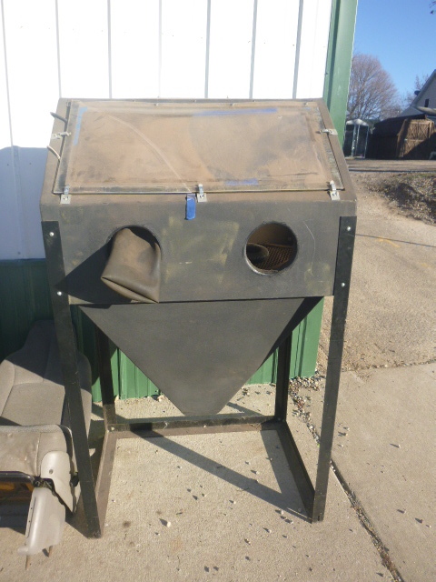 lot 83 image: Sandblasting Cabinet