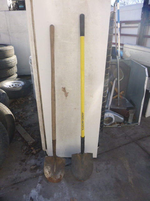 lot 93 image: 2 Shovels
