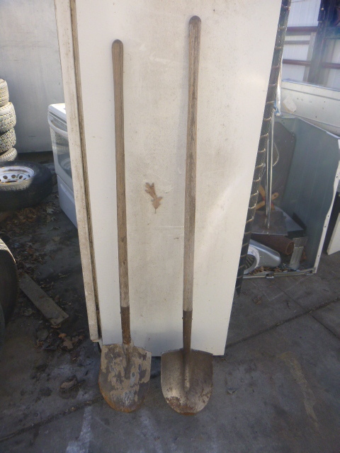 lot 94 image: 2 Shovels