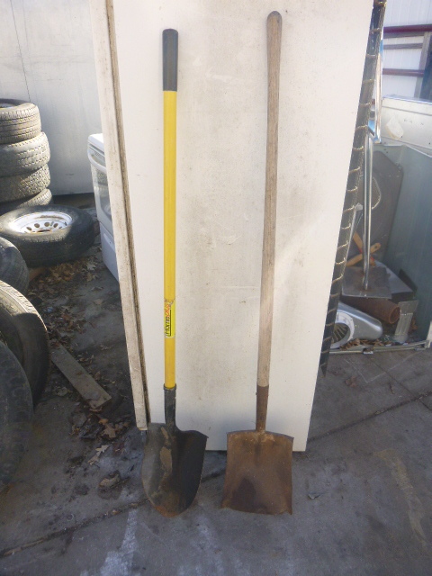 lot 95 image: 2 Shovels